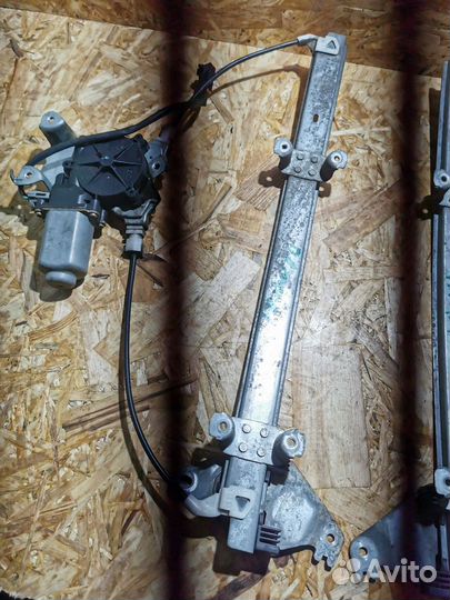 Стеклоподъемник передний Nissan Primera P-11 1.6