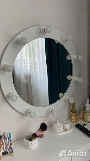 Гримерное зеркало с лампочками