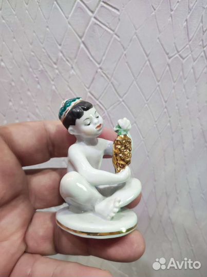 Статуэтка мальчик с виноградом лфз
