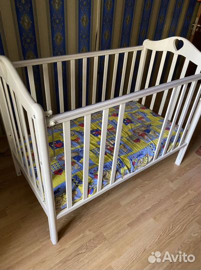 Детская кроватка с универсальным маятником