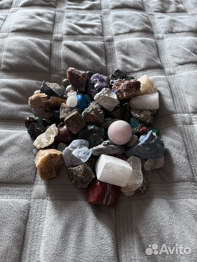 Очень много минералов и самоцветов