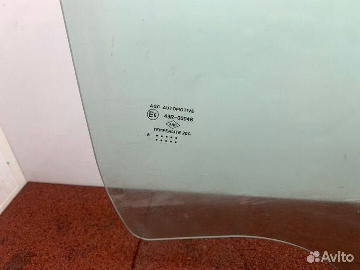 Боковое отпускное стекло переднее правое Renault