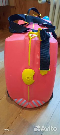 Чемодан на колесиках детский