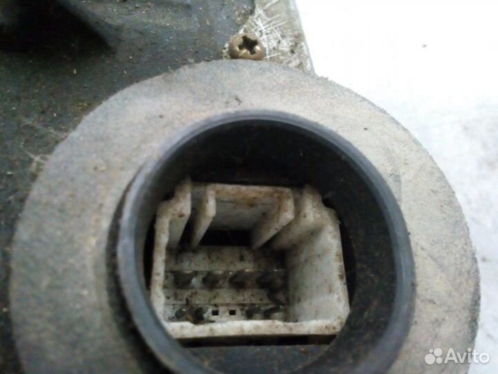 Замок двери передний левый Toyota Avensis 2