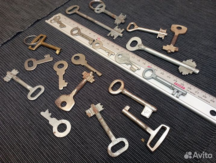 Коллекция из 20 винтажных ключиков
