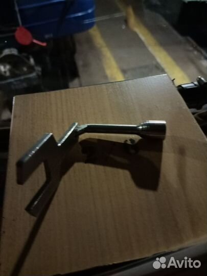 Реверсивная ручка складная с трехгоанным ключом