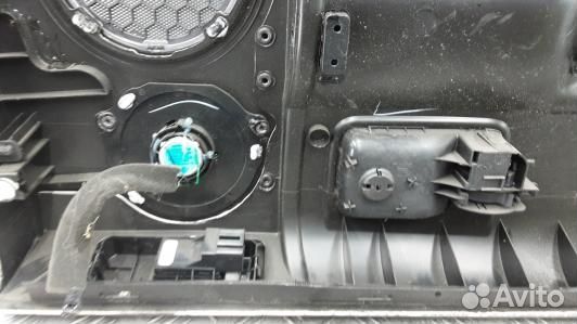 Обшивка задняя правая land rover discovery 3 (1NN1