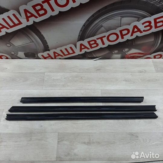 Уплотнитель стекла двери Volkswagen Polo седан