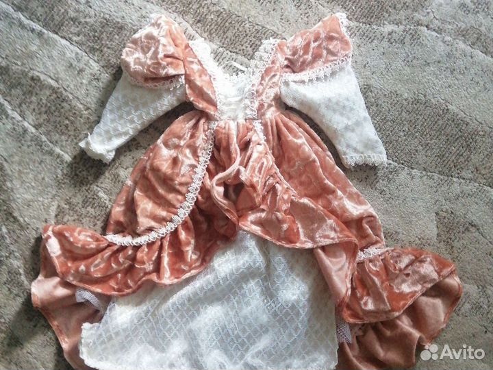 Для фарфоровой куклы платье