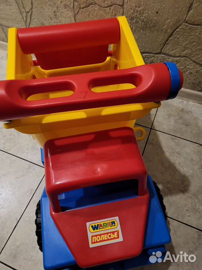 Огромный самосвал для детей