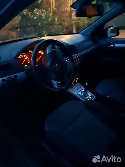 Opel Astra, 2011