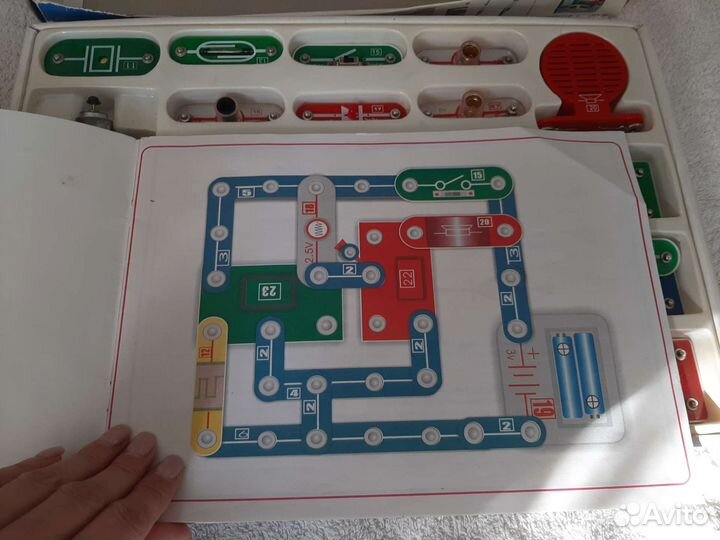 Электронный конструктор Знаток 180 схем