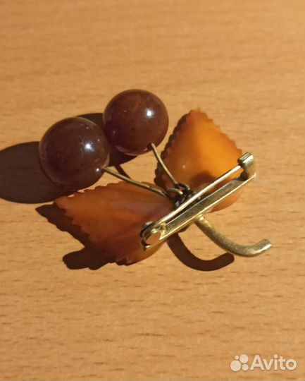 Брошь Вишня. Янтарь. СССР
