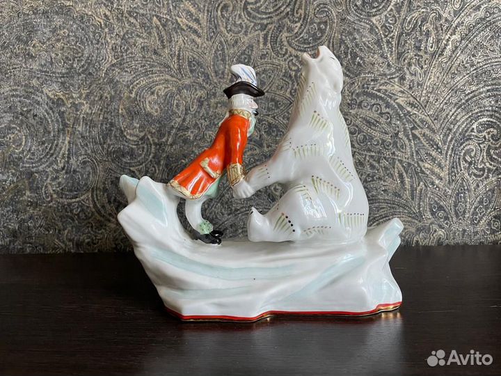 Статуэтка Барон Мюнхаузен с белым медведем