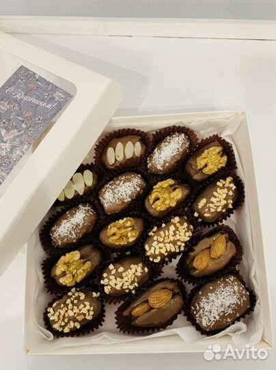 Клубника, финики, бананы в шоколаде