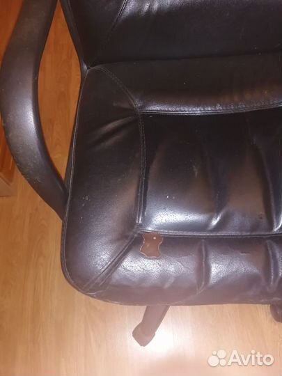 Кожанное кресло б.у