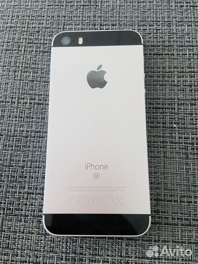 Телефон iPhone SE
