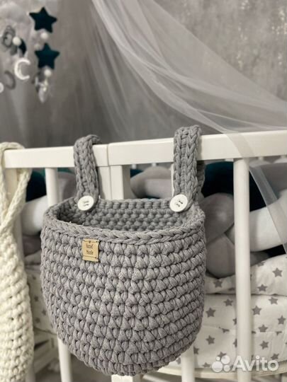 Вязаная корзина на кроватку