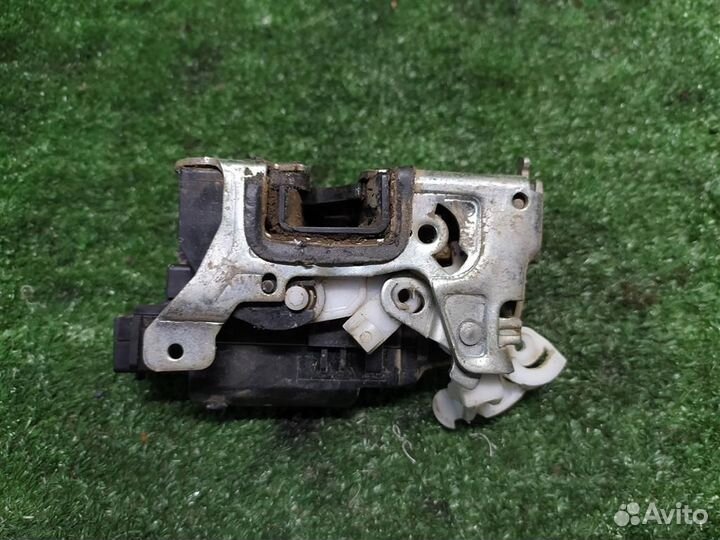 Замок двери задней левой Renault Sandero 1 (BS11)