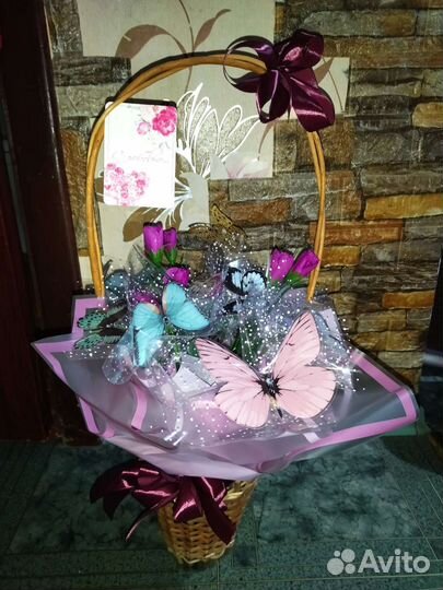 Букет из бабочек в подарочной корзине светильник