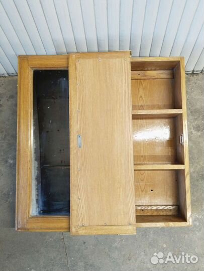 Зеркало с полочкам для ванной комнаты