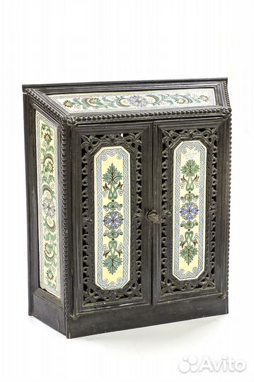 Пристенная печь в чугунном корпусе старинная