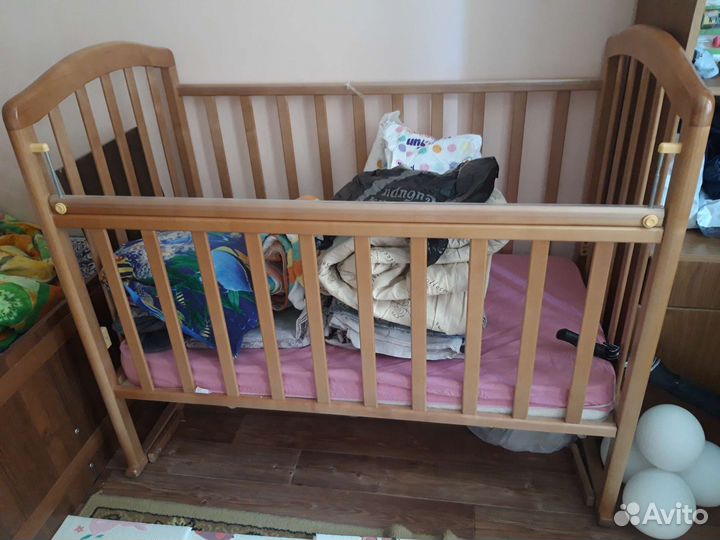 Детская кроватка с маятником