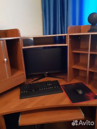 Угловой компьютерный стол