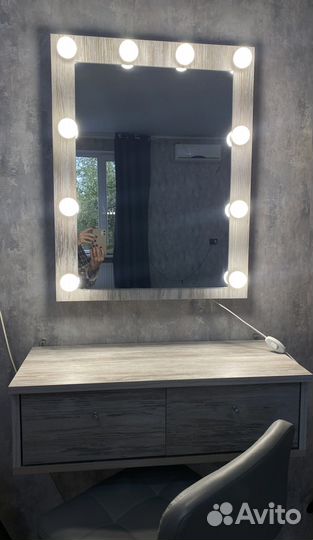 Гримерное зеркало с лампочками