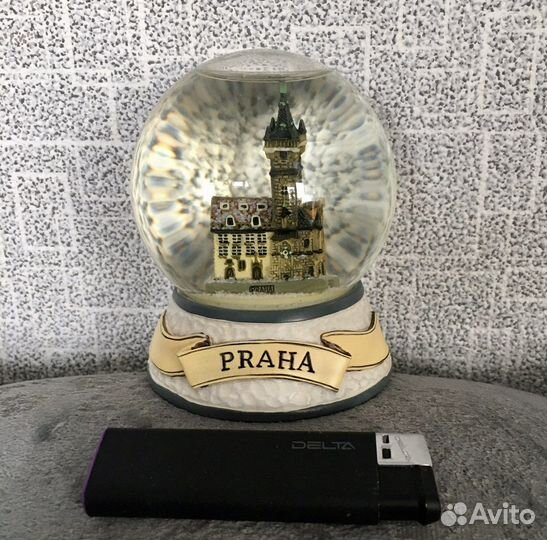 Стеклянный шар со снегом