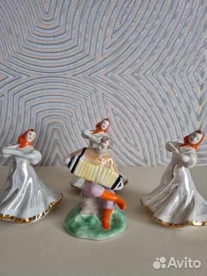 Фарфоровые статуэтки из композиции 