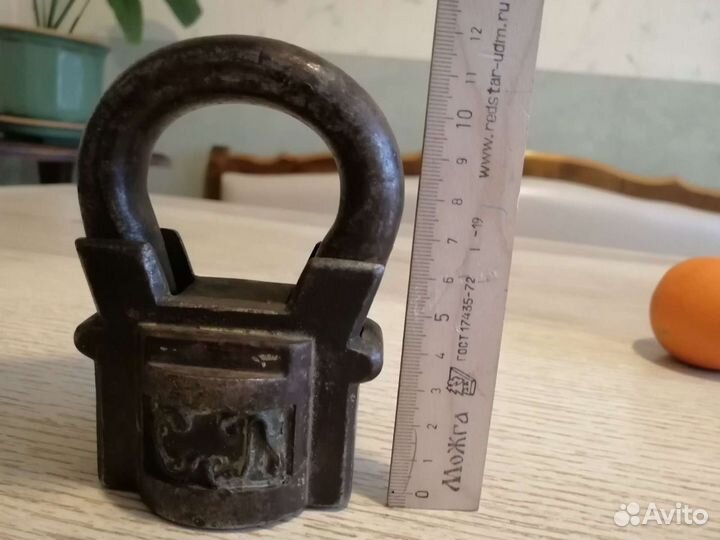 Навесной замок старинный