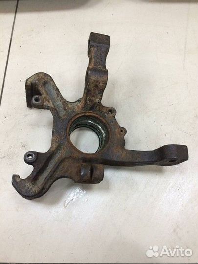 Кулак передний правый Dodge Neon