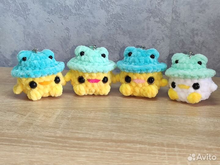 Утёнок в шляпке жабки брелок, вязаные игрушки