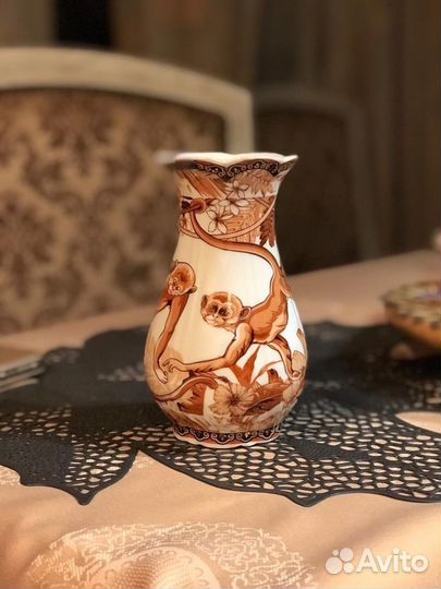 Ваза с обезьянами