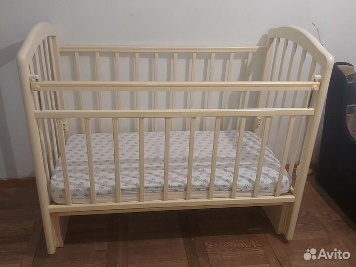 Детская кроватка с маятником и матрасом