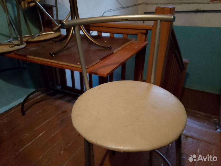 Табуретки и стол