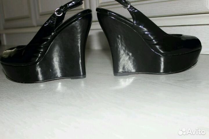 Лаковые туфли на танкетке