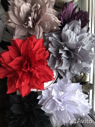 Красный брошь-цветок