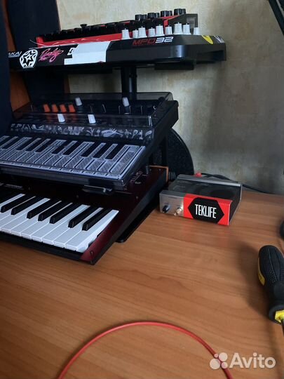 Arturia microfreak blue, korg monologue red