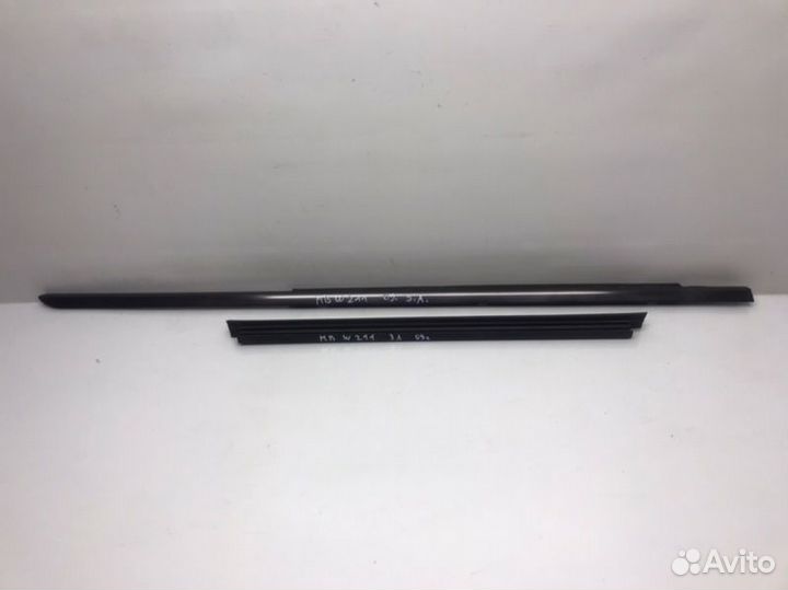 Молдинг на дверь задний правый Mercedes-Benz E