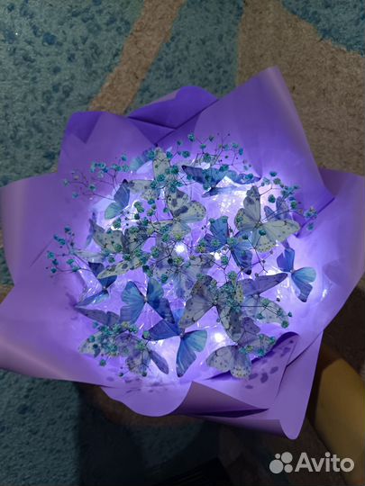 Светящийся букет из бабочек