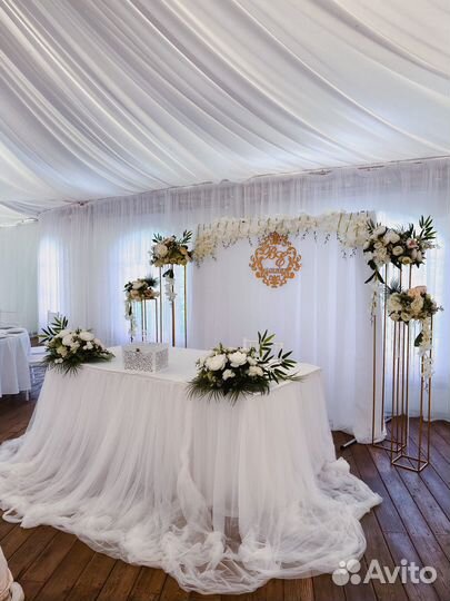Белое свадебное оформление зала