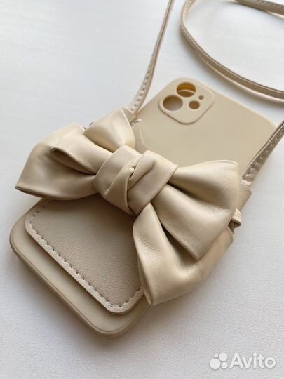 Чехол на iPhone 11 с ремешком