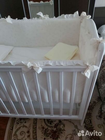 Бортики в детскую кроватку с одеялом и постельным