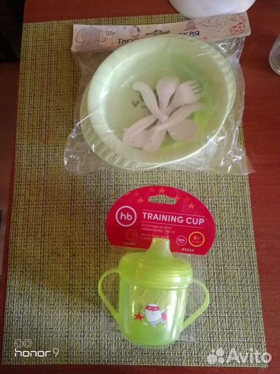 Тарелка с приборами и поильник с ручками для кормл