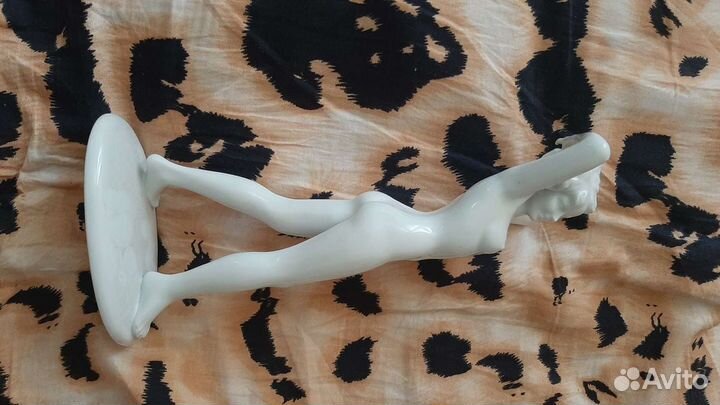 Фарфоровая статуэтка