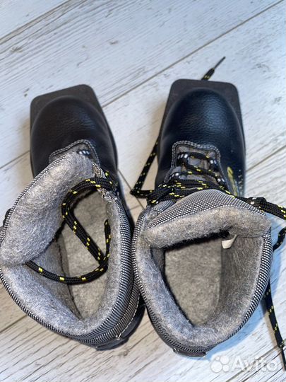 Лыжные ботинки larses cross 37 в подарок палки