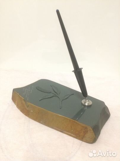 Старинная каменная подставка для ручки