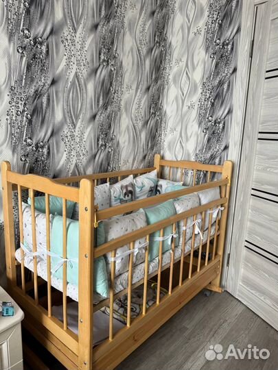 Детская кроватка с маятником и ящиком